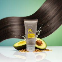 Cargar imagen en el visor de la galería, ELine @22 emulsión sin aclarado en su bote gris original, rodeada de aguacate y semillas de jojoba, con cabello oscuro, liso y brillante de fondo
